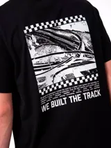 Remera de manga corta y cuello redondo color negro, con logo de la marca estampado en el pecho y diseño gráfico en la espalda.