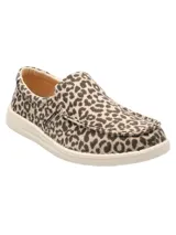 Zapato tipo slip on Hush Puppies con capellada de tela estampada en animal print de leopardo, suela de EVA flexible y liviana con tecnología ZeroG.