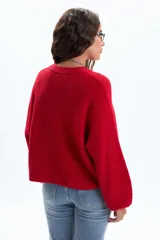 Buzo de tejido de punto color rojo, con cuello redondo y mangas largas estilo balloon.