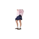 Short azul marino de corte deportivo, con bolsillos laterales con cierre y líneas laterales en tono rojo. Cuenta con cintura elástica y el logo de la marca estampado en blanco.