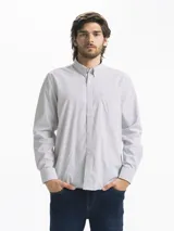 Camisa blanca con estampado de pequeños cuadros grises, de manga larga y corte clásico.