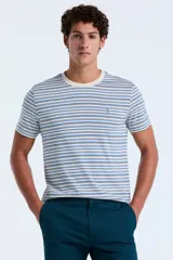 Remera de manga corta con diseño de rayas horizontales en tonos azules y blancos, con cuello redondo y el logo bordado en el pecho.