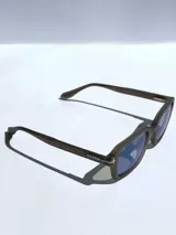 Lentes de sol color gris oscuro con montura cuadrada y lentes polarizadas azules.