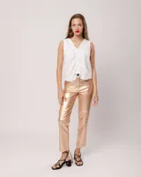 Pantalón negro estilo jeanero confeccionado en gabardina elastizada con terminación metalizada, pierna recta con largo por arriba del tobillo, cierre delantero y botón.