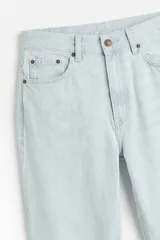 Pantalón de jean con corte recto y tiro medio, en color azul claro lavado. Cuenta con diseño clásico de cinco bolsillos, cierre frontal con botón y costuras reforzadas.