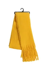 Bufanda de tejido grueso y suave, color amarillo mostaza, con flecos en los extremos.