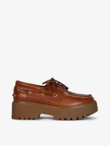Zapato náutico de cuero color marrón con cordones y plataforma marrón con suela track.