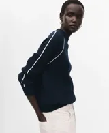 Sweater azul marino de punto, con cuello redondo y líneas blancas decorativas en las mangas raglán.