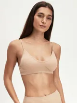 Top básico color nude, sin costuras, con breteles finos y escote en V.