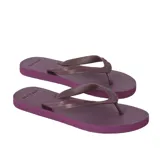 Ojotas Rip Curl modelo Essential Bloom, de color bordó con tiras texturizadas.