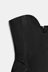 Vestido corto de escote corazón y diseño strapless, confeccionado en tejido satinado con estructura y volumen. Cuenta con forro interior tipo short y cierre posterior oculto.