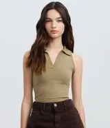 Blusa sin mangas con cuello polo y escote en V, marca Blue Steel, confeccionada en algodón elastizado.