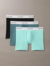 Pack de tres bóxers Calvin Klein Icon Cotton Stretch, confeccionados en mezcla de algodón supersuave y elastano. Incluye un bóxer liso de color negro, uno con estampado geométrico de monogramas en tonos verdes y azulados, y uno liso en color verde menta. Todos cuentan con cintura elástica con logo de la marca.