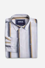 Camisa de hombre de manga larga con cuello clásico y cierre frontal abotonado. Presenta un diseño estampado a rayas verticales en tonos blanco, gris, azul y mostaza, con el logo de la marca bordado en el pecho.