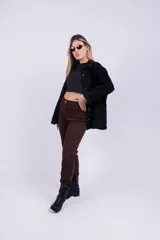 Pantalón marrón de corte wide leg, con bolsillos laterales y traseros.