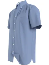 Camisa de manga corta confeccionada en tejido oxford de algodón con elastano. Presenta cuello con botones, cierre frontal con botones y logo de la marca bordado en el pecho.
