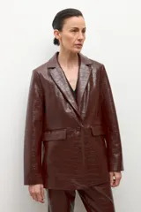 Blazer de eco cuero color chocolate con textura de cocodrilo, cuello alto y solapas.