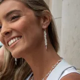 Aros colgantes largos de plata 925 con aguamarinas pequeñas y una aguamarina grande en el extremo inferior.