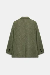 Blazer de Zara confeccionado en hilatura con lana, con diseño de espiga en tonos marrones. Presenta cuello solapa, manga larga con botones, bolsillo de vivo en el pecho y bolsillos delanteros con solapa. Cierre frontal con botones y forro interior negro.