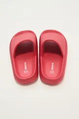 Sandalia tipo slide color rojo, con diseño texturizado en la banda superior y suela ergonómica de plataforma.