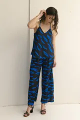 Pantalón palazzo negro con estampado de pinceladas azules, tiro alto y corte amplio.