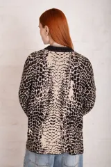 Sweater de punto con estampado de efecto cocodrilo y bordes en contraste, de corte holgado y cuello redondo.