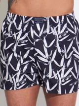 Bóxer de algodón blanco con estampado de flores pequeñas color celeste, con cintura elástica y logo de la marca en el centro.