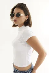Lentes de sol con armazón y patillas metálicas doradas, diseño de forma geométrica hexagonal y cristales oscuros con protección UV400.