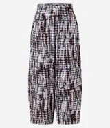 Pantalón aladín de cintura alta confeccionado en viscosa texturizada con estampado tie-dye en tonos oscuros. Presenta un corte amplio con volumen en las piernas y bajos afinados.