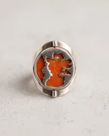 Anillo de plata 925 con diseño ovalado reversible y detalles de pasta de coral en tono naranja.