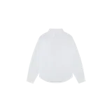 Camisa formal blanca de manga larga, con cuello clásico y cierre frontal abotonado oculto.