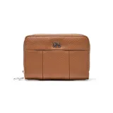 Billetera XL de diseño compacto, confeccionada en material símil cuero con textura granulada en color marrón. Presenta cierre perimetral y logo metálico de la marca en la parte frontal.