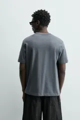 Remera color arena de corte recto, cuello redondo y mangas cortas.