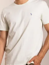 Remera básica de manga corta y cuello redondo, color blanco, con pequeño logo bordado en el pecho.