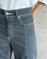 Pantalón de jean estilo wide leg con costuras verticales frontales, tiro alto y bolsillos laterales.