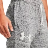 Pantalón de jogging Under Armour para hombre, color gris jaspeado, con logo estampado en la pierna izquierda, cintura elástica con cordón ajustable y bolsillos laterales.