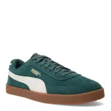 Championes urbanos Puma modelo Club II Era Suede, confeccionados en gamuza color verde oscuro con la icónica franja lateral en blanco. Presentan suela de goma color caramelo y logo de la marca en dorado.
