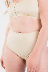 Bombacha faja tiro alto color beige, de alta contención, reforzada en abdomen bajo y con terminaciones sin costuras en las piernas.