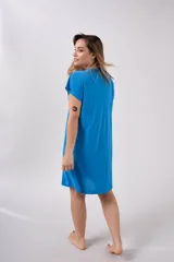 Camisa corta color celeste con botones frontales y cuello en V.