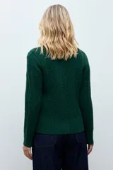 Cardigan de punto color verde oscuro con diseño de textura de rombos, cuello redondo y cierre frontal con botones a tono.