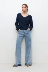 Sweater crudo de tejido de punto, con escote en V y mangas largas.