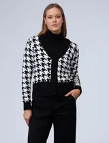 Cárdigan en tejido soft con estampado pata de gallo, marca Philosophy. Escote en V y abertura central con botones ocultos.