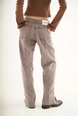 Pantalón de jean color marrón con costuras decorativas verticales en el frente, corte recto y tiro medio.