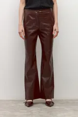 Pantalón de ecocuero color chocolate con textura de cocodrilo, de corte recto y tiro alto.