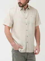 Camisa de manga corta RKF de tencel color marrón claro, con corte regular fit, botones frontales claros, bolsillo en el pecho con el logo del pato bordado al tono y cuello clásico.