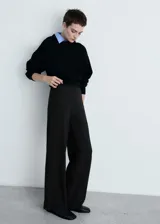Pantalon de corte wideleg y diseño recto, confeccionado en tejido de punto ligero. Presenta tiro medio y cintura con elástico para mayor comodidad.