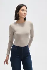 Body de manga larga confeccionado en poliamida, con diseño al cuerpo y cuello redondo a la base.