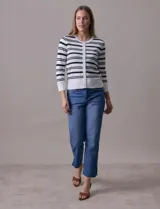 Cardigan tejido en hilado fino, marca Cable & Gauge, con rayas horizontales negras y blancas. Tiene abertura central con botones y cuello redondo.