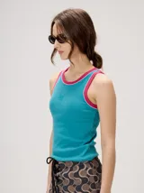 Musculosa básica Mutma Nifa de algodón color negro, con diseño ajustado al cuerpo, ribetes blancos en contraste en el cuello y sisas, y logo bordado en el centro del pecho.