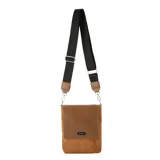 Bandolera de diseño compacto en color verde oliva, confeccionada en material símil cuero con detalles en textura tipo gamuza. Cuenta con solapa frontal, placa metálica con logo de la marca y correa ajustable de cinta negra con el nombre de la marca grabado.